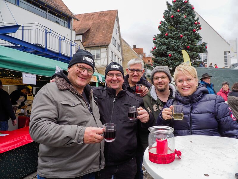 Ob weiß oder rot: Der Glühwein beim Weihnachtsmarkt in Schwieberdingen schnmeckt. Foto: Holm Wolschendorf