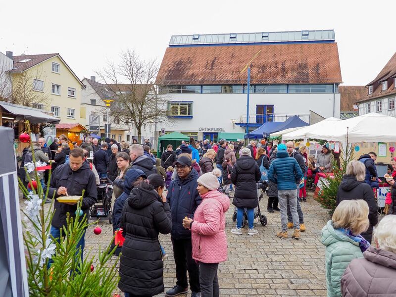 Der Schwieberdinger Weihnachtsmarkt ist ein beliebter Treffpunkt. Foto: Holm Wolschendorf