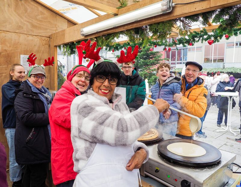 Crepes, hier am CVJM-Stand, gehören auch beim Tammer Weihnachtsmarkt dazu. Foto: Holm Wolschendorf