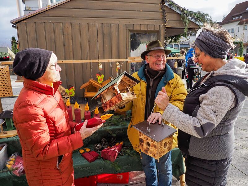 Praktische Vogelhäuschen am Stand des Nabu in Tamm. Foto: Holm Wolschendorf