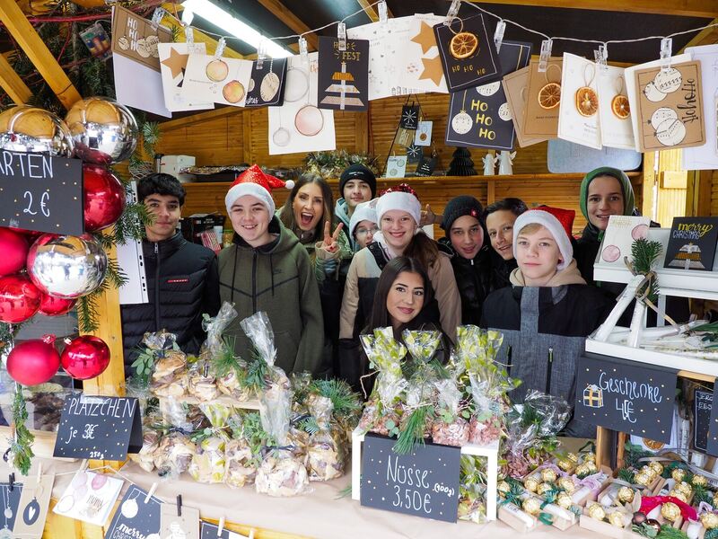Stand der 8d der Realschule Remseck beim Remsecker Weihnachtsmarkt.  Foto: Holm Wolschendorf
