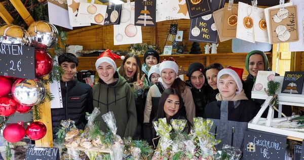 Stand der 8d der Realschule Remseck beim Remsecker Weihnachtsmarkt.  Foto: Holm Wolschendorf