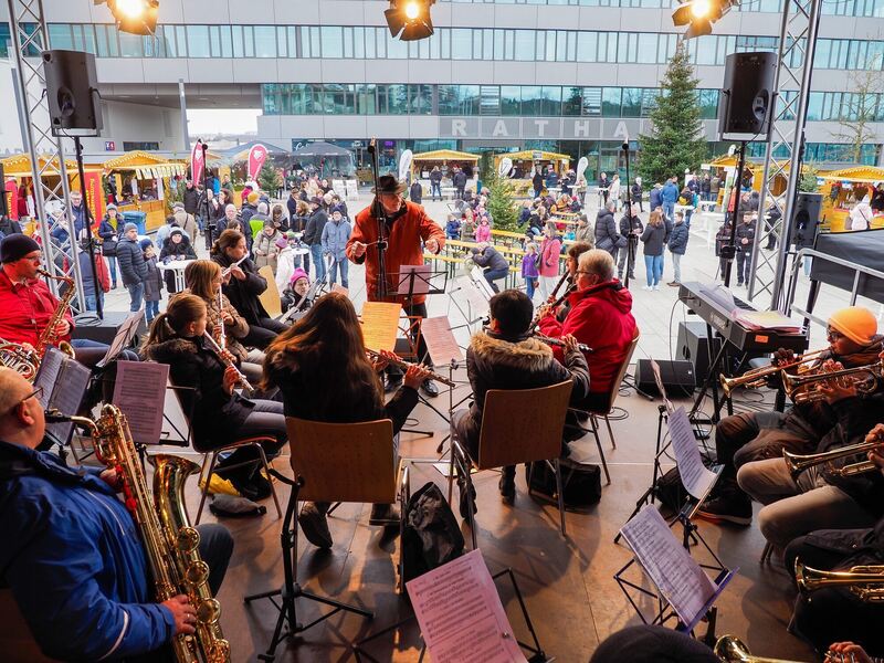 Auch das Jugendorchester des Musikvereins spielte beim Remsecker Weihnachtsmarkt. Foto: Holm Wolschendorf