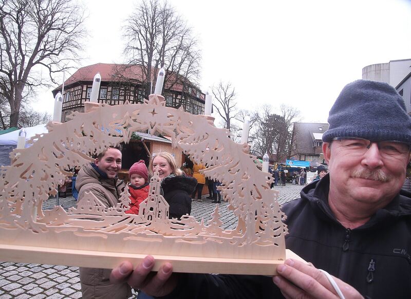 Andreas Reinisch mit einem Schwippbogen auf dem Sachsenheimer Weihnachtsmarkt vor der Wasserschloss. Foto: Alfred Drossel