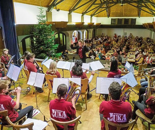 Volle Festhalle: Viele Besucher sind zur Winterfeier des Musikvereins gekommen. Fotos: Holm Wolschendorf