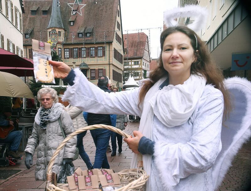 Auf dem Bietigheimer Adventsbasar waren Engelchen unterwegs. Foto: Alfred Drossel