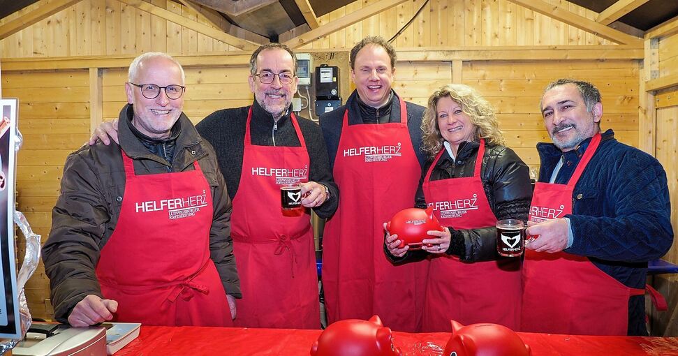 Sie zeigen Einsatz für den guten Zweck: Politikredakteur Dieter Weßbecher, Ex-Blüba-Chef Volker Kugel, Oberbürgermeister Matthias Knecht, stellvertretende Leiterin Media Carolin Steegmüller und Verlagsmitarbeiter Recep Cinar. Foto: Holm Wolschendorf