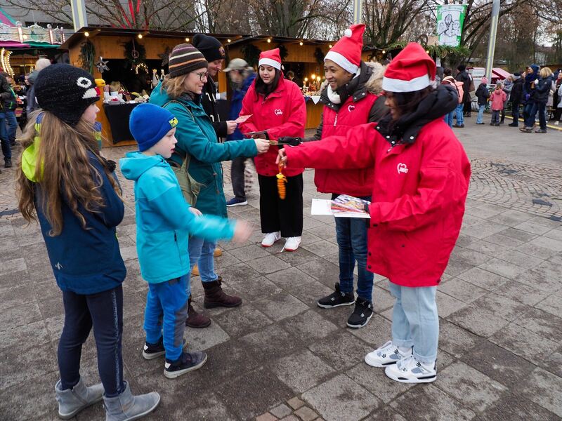 Die AWO Kornwestheim verteilt Karten, Weihnachtslieder und Rezepte. Foto: Holm Wolschendorf