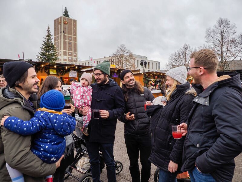 Auf dem Kornwestheimer Weihnachtsmarkt trifft man sich gern, Foto: Holm Wolschendorf