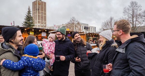 Auf dem Kornwestheimer Weihnachtsmarkt trifft man sich gern, Foto: Holm Wolschendorf