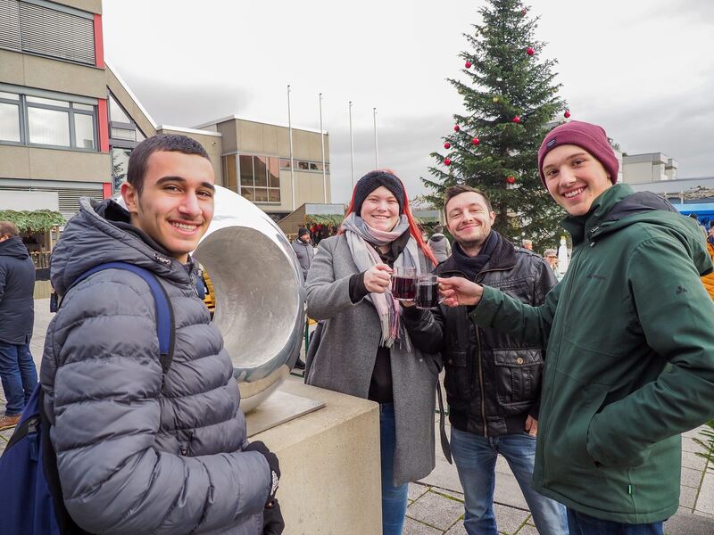 Prost! Auf einen gelungenen Weihnachtsmarkt in Tamm. Foto: Holm Wolschendorf