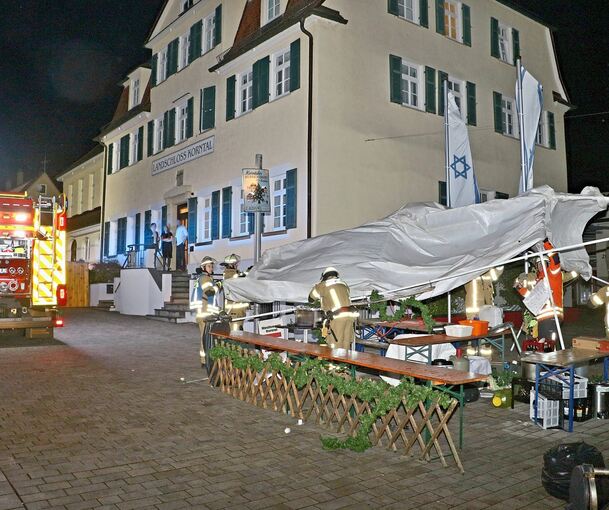 Auch als ein Sturm Korntaler Weihnachtsmarktstände umwarf, war die Feuerwehr gefragt. Archivfoto: Feuerwehr/Andreas Rometsch
