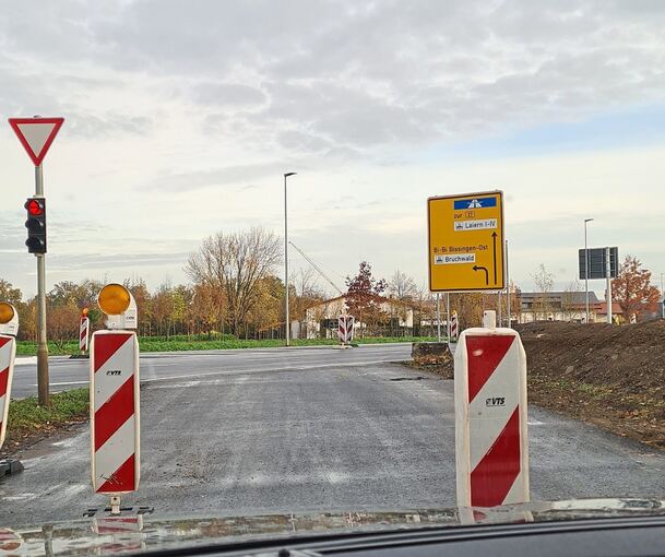 Die Warnbaken auf dem provisorischen Abbiegestreifen ließen Unbekannte mittlerweile verschwinden. Jetzt liegen dort Steinblöcke, die nicht so einfach verrückt werden können. Foto: privat