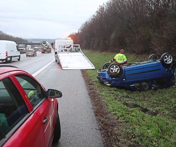 Der 19-jährige Fahrer konnte sich allein aus seinem beschädigten Auto befreien. Foto: 7aktuell.de/Kevin Lermer