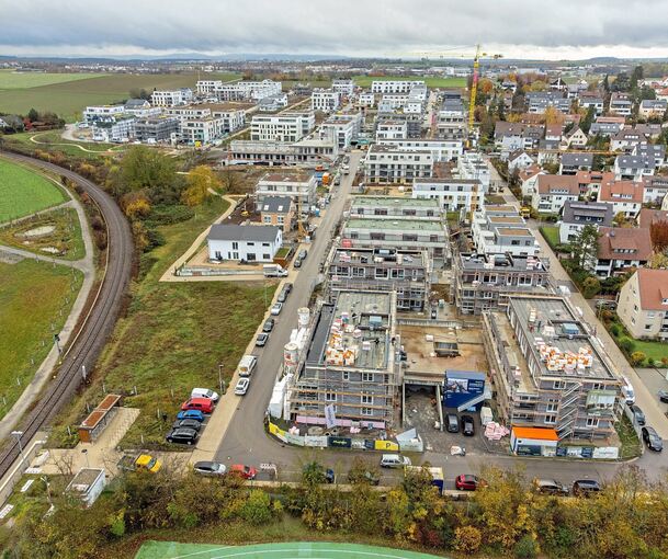 Blick auf Korntal-West vor gut eineinviertel Jahren, mittlerweile sind etliche Häuser schon bezogen, bei den größeren steht vor allem die Inbetriebnahme des kommunalen Gebäudes noch aus.