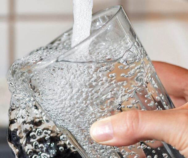 Das Wasser wird in Benningen teurer. Archivfoto: dpa/Patrick Pleul
