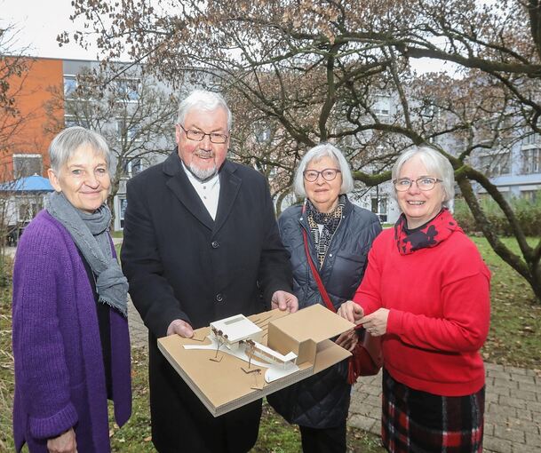 Adelheid Bauer, Siegfried Bauer, Margarete Stahlknecht und Christina Hörnig (von links) präsentieren das Modell. Foto: Ramona Theiss