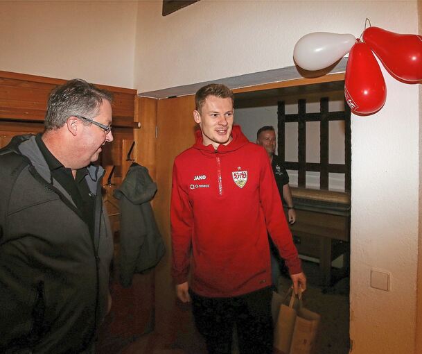Erster Vorsitzender des Kirchheimer Fanclubs Neckarschleif' Jens Bröllos und VfB-Torspieler Alexander Nübel. Foto: Baumann.
