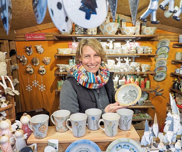 Susanne Hammer an ihrem Stand gegenüber vom Kinderkarussell: Sie ist in diesem Jahr zum letzten Mal dabei. Foto: Holm Wolschendorf