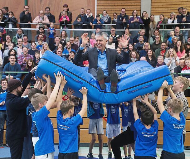 Ein bisschen schon Abschied: Turner lassen Bürgermeister Steffen Bühler hochleben.Foto: Alfred Drossel