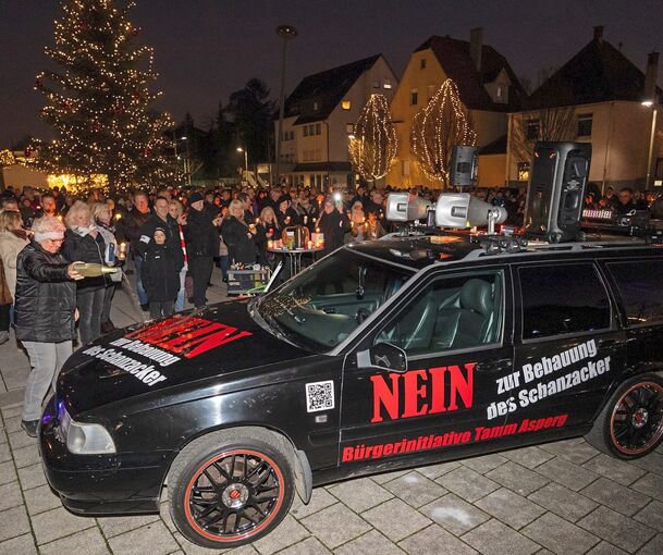 Einen alten Volvo hat die Bürgerinitiative augenfällig aufgemöbelt, damit kein Zweifel aufkommt, zu welchem Zweck er fährt.Foto:_ Andreas Essig