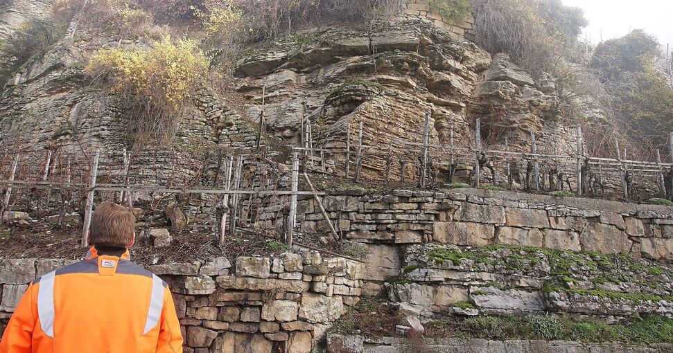 Von dieser Felsformation entlang der Kreisstraße zwischen Besigheim und Gemmrigheim fielen Steinbrocken auf die Straße.Fotos: Alfred Drossel