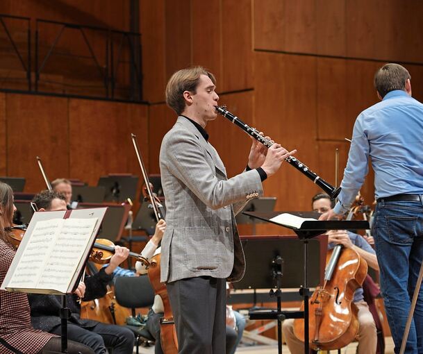 Lewin Kneisel, hier bei den Proben mit dem Staatsorchester. Foto: Staatsoper Stuttgart/p
