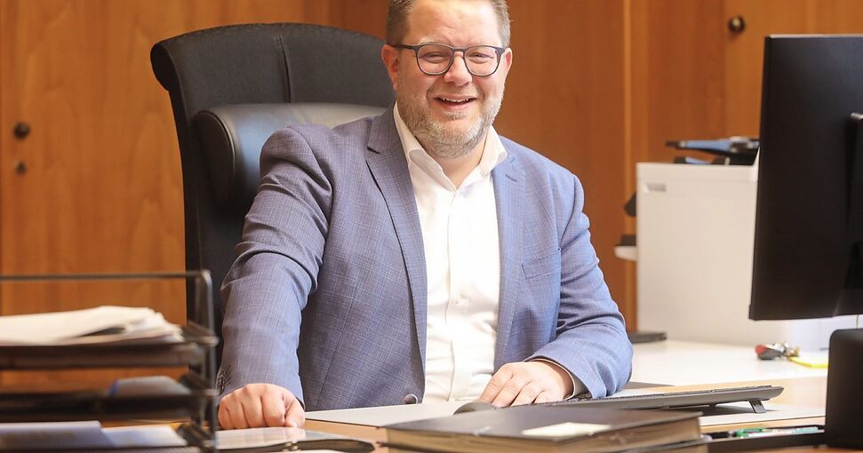 Am neuen Schreibtisch im neuen Büro: Der Kornwestheimer Oberbürgermeister Nico Lauxmann. Foto: Ramona Theiss
