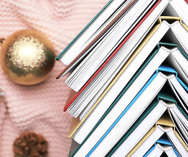 Bücher zu Weihnachten kommen immer gut an. Symbolfoto: Adobe Stock