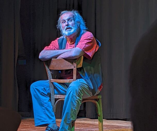 Kein Comedian: Otmar Traber auf der Bühne, von der sich bald verabschiedet. Foto: privat