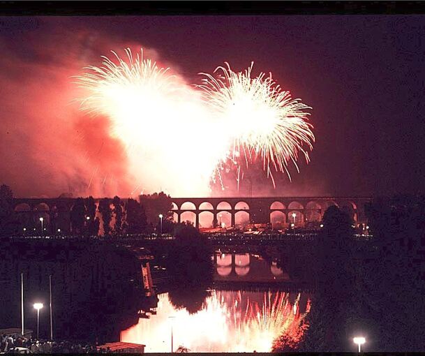 Das Feuerwerk hinter dem Bietigheimer Viadukt.Archivfoto: Alfred Drossel