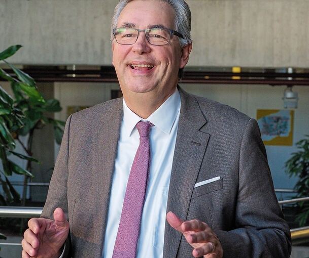 Landrat Dietmar Allgaier freut sich auf das kommende Jahr, das im Zeichen der Klimapolitik stehen wird. Foto: Holm Wolschendorf
