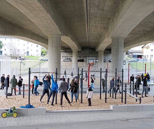 Das Freizeitgelände liegt unter den großen Pfeilern, die die Gumpenbachbrücke und damit die B27 tragen. Foto: Holm Wolschendorf