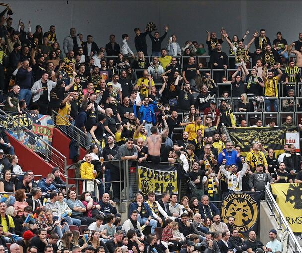 Die AEK-Fans machen im Gästeblock Party. Foto: Baumann