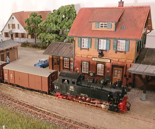 Der Steinheimer Bahnhof – hier ein Teil der Modellbahnanlage – hat es Wolfram Berner ebenso angetan, wie die gesamte Bottwartalbahn. Fotos: privat
