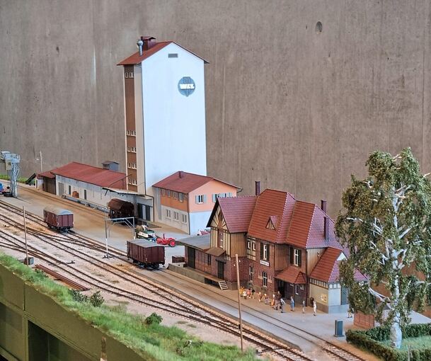 Der Vaihinger Bahnhof mit seinem Wahrzeichen: dem WLZ-Turm. Fotos: privat