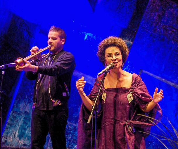 Fesselnde Klangmagie: Die marokkanische Sängerin Oum bei ihrem Konzert im Ludwigsburger Forum. Foto: Holm Wolschendorf