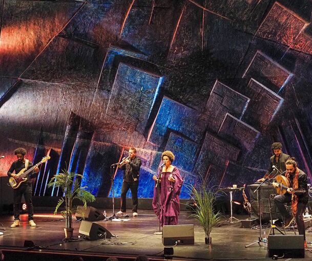 Fesselnde Klangmagie: Die marokkanische Sängerin Oum bei ihrem Konzert im Ludwigsburger Forum. Foto: Holm Wolschendorf