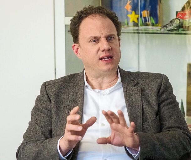 Oberbürgermeister Matthias Knecht in seinem Büro im Rathaus im Gespräch mit unserer Zeitung. Foto: Holm Wolschendorf