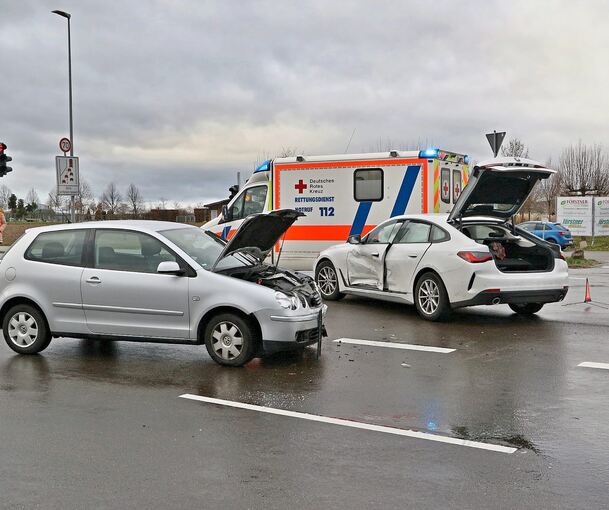 Die beiden Autos prallten auf der Kreuzung zusammen, die Fahrerin des Polo wurde leicht verletzt. Foto: KS-Images.de/Andreas Rometsch