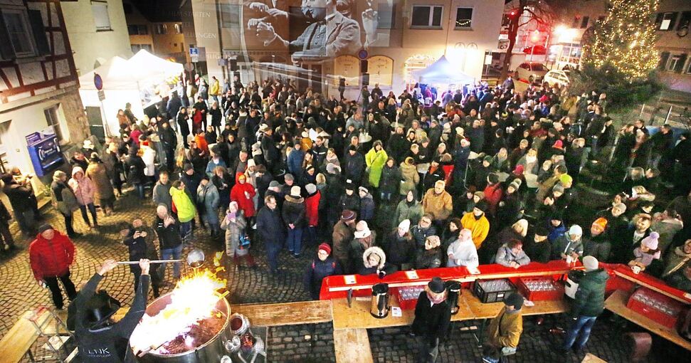 „Die Feuerzangenbowle“ mit Heinz Rühmann ist an der Hauswand zu sehen. Wegen des windigen Wetters konnte der Film nicht wie sonst auf einer aufblasbaren Leinwand gezeigt werden. Foto: Alfred Drossel