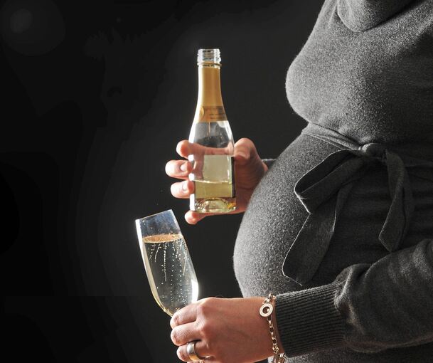 Bereits kleinste Mengen Alkohol können Ungeborenen schaden. Symbolfoto: lunaundmo/stock.adobe.com