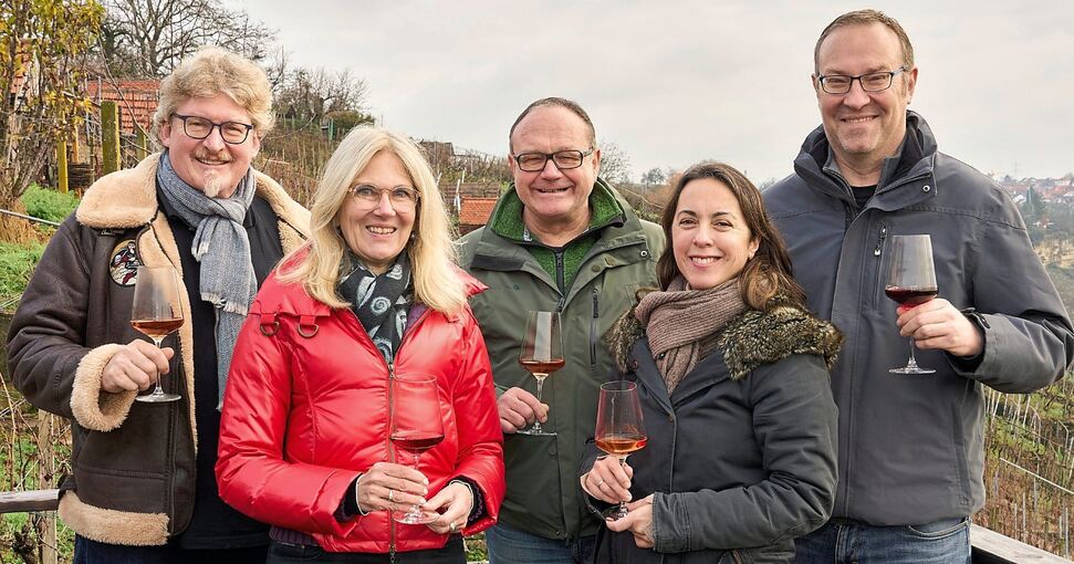 Stolze Vertreter der Initiative „Steile Helden“, die aus dem Projekt Ludwigsburger Heldenschmiede hervorgegangen ist: Eduard Neukamm, Angelika Hirth-Neukamm, Oliver Rupps, Cecilia Schatz und Michael Schatz präsentieren ihre Weine. Foto: Andreas Becke