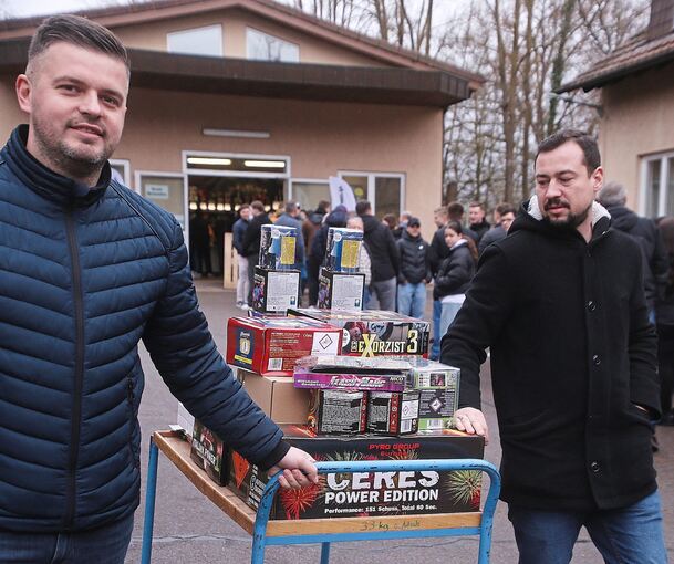 Andrang in der Feuerwerkerei Zink: Erwin und Martin aus Pforzheim haben sich für 700 Euro mit Feuerwerkskörpern eingedeckt. Foto: Alfred Drossel