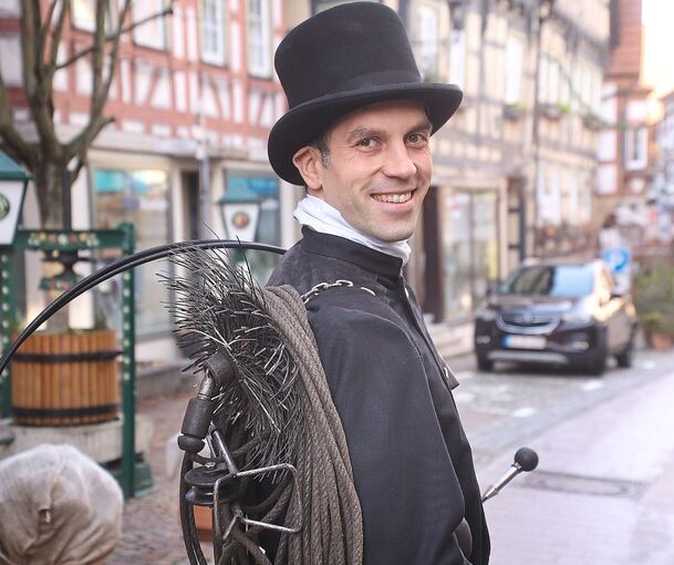 Zur traditionellen Kluft des Schornsteinfegers gehört eine Kopfbedeckung. Der Zylinder zeigt, dass er die Meisterprüfung bestanden hat. Fotos: Alfred Drossel