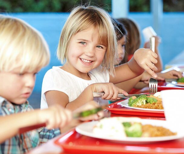 Auf das Ludwigsburger Schulessen hat die Mehrwertsteuererhöhung von sieben auf 19 Prozent keine Auswirkungen. In anderen Kommunen sieht das indes anders aus. Foto: Stock Adobe