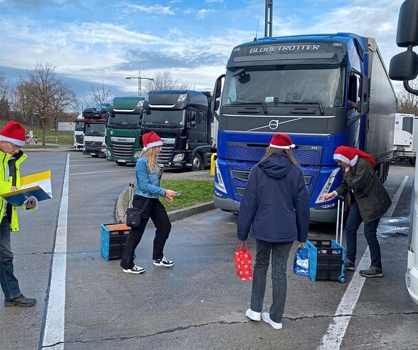 Helfer des Vereins „Hope“ beschenken Lkw-Fahrer auf Autobahnraststätten. Fotos: privat