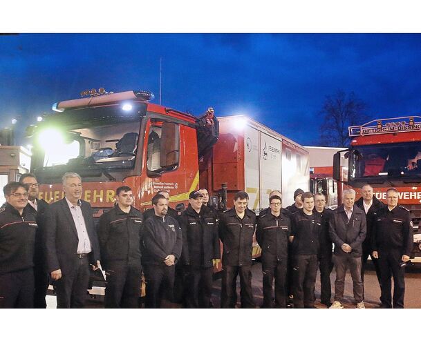 Landrat Dietmar Allgaier (Dritter von links), Oberbürgermeister Jürgen Kessing (Dritter von rechts) und Kreisbrandmeister Andy Dorroch (links) haben die Einsatzkräfte am Samstagabend in Bietigheim-Bissingen verabschiedet.Foto: Alfred Drossel