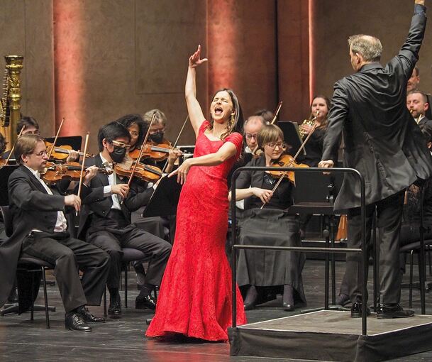 Stationen auf dem Weg zur obligatorischen spritzigen Leichtigkeit: Das Neujahrskonzert mit der Württembergischen Philharmonie Reutlingen und Sängerin Leonor Amaral im Forum. Foto: Holm Wolschendorf