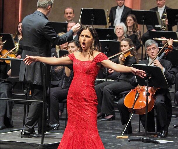 Stationen auf dem Weg zur obligatorischen spritzigen Leichtigkeit: Das Neujahrskonzert mit der Württembergischen Philharmonie Reutlingen und Sängerin Leonor Amaral im Forum. Foto: Holm Wolschendorf